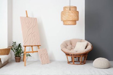 Oturma odasının içinde sehpa, resim, koltuk ve lamba var.