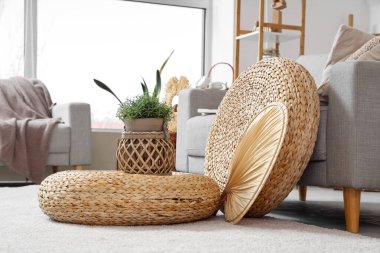 Gri kanepeli, puflu ve çiçekli şık bir oturma odası.