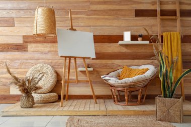 Tuvali, rahat koltuğu ve çiçekli ahşap oturma odasının içi.