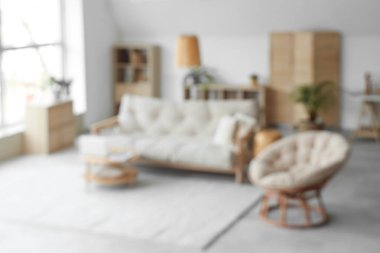 Masada koltuğu, koltuğu ve dizüstü bilgisayarı olan bulanık oturma odası manzarası