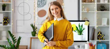 Ofisinde tableti olan kadın grafik tasarımcısı