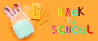 Sırt çantalı, kırtasiyeli pankart ve turuncu arkaplanda okula dönüş mesajı