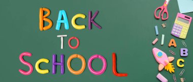 Kırtasiyeli pankart ve yeşil arkaplanda okula geri metin