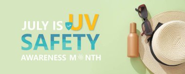 Güneş kremi, güneş gözlüğü ve yeşil arka planda şapka. Ultraviyole Güvenlik Ayı Afişi