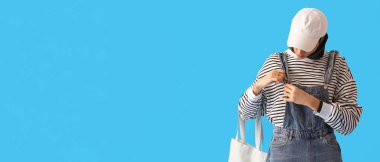 Mavi arka planda stil sahibi Müslüman kadın metin için yer var