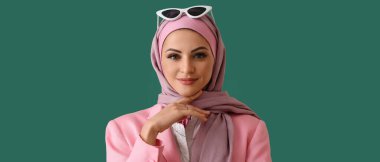 Yeşil arka planda şık Müslüman kadın