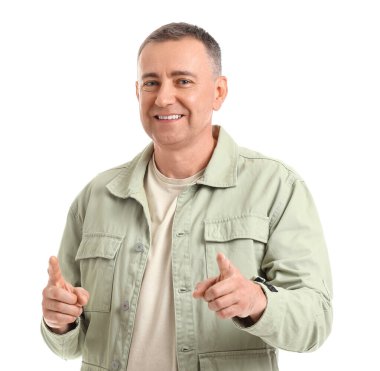 Olgun adam beyaz arka plandaki izleyiciyi işaret ediyor