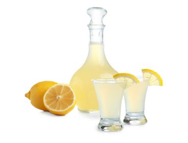 Beyaz arka planda bir şişe lezzetli limoncello.