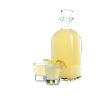 Beyaz arka planda bir şişe lezzetli limoncello.