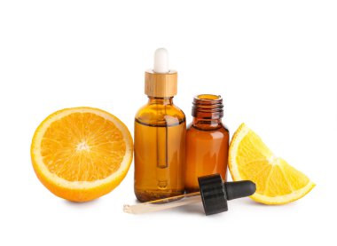 Beyaz arka planda turuncu renkli C vitamini şişeleri