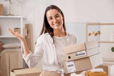 Depoda paketleri olan kadın satıcı.