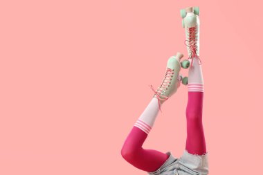 Pembe arka planda patenli kadın bacakları