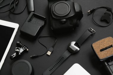 Karanlık arka planda modern fotoğrafçı ekipmanlarıyla kompozisyon