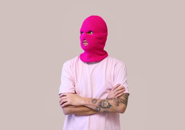 Bej arka planda kar maskeli yakışıklı bir genç.