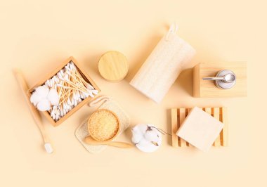 Renkli arka planda farklı spa aksesuarları ve pamuk çiçekleriyle kompozisyon