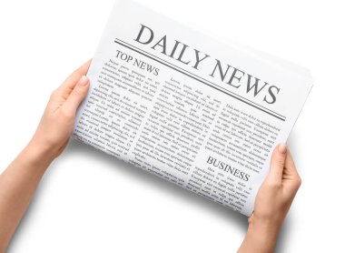 Beyaz arka planda günlük gazetesi olan kadın eller