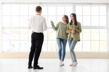 Yeni evinde emlakçı olan genç lezbiyen çift.