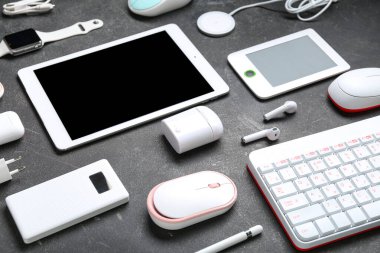 Koyu arkaplanda farklı modern aygıtlara sahip kompozisyon