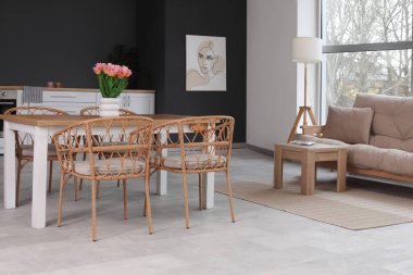 Şık yemek masası ve rahat koltuğu olan modern oturma odası.