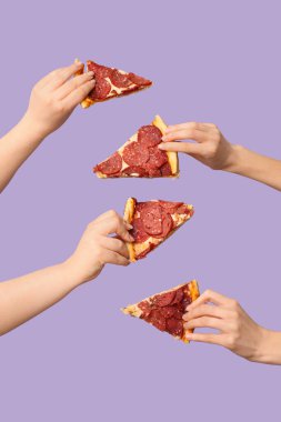 Leylak arkaplanda lezzetli pizza dilimleri tutan bir sürü el.