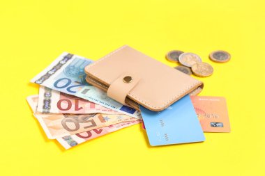 Bej rengi kredi kartı, kart ve para içeren kompozisyon, yakın plan