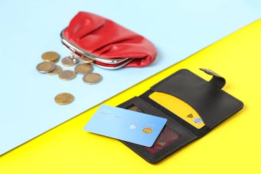 Siyah kredi kartı, kırmızı çanta ve renk arkaplanındaki madeni paraların kompozisyonu, yakın plan