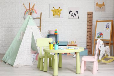 Çadırı ve masası olan modern çocuk odası.