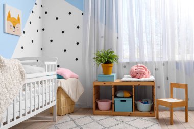 Beşikli modern bebek odasının içi