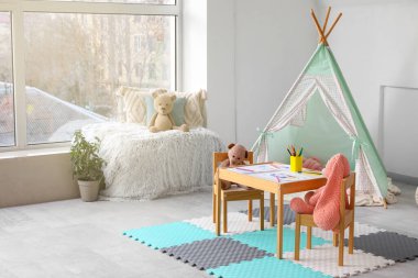 Tatlı oyuncak tavşan ve ayı çocuk odasında masada oturuyor.