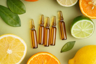 C vitamini ve renklendirilmiş taze turunçgil meyveli ampuller