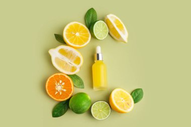 Gerekli yağ şişesi ve turunçgillerden yapılmış C harfi.