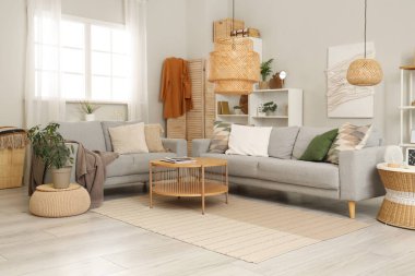 Oturma odasının iç tarafında rahat koltuklar ve kahve masası.