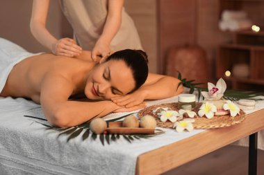 genç kadın masaj spa salonda geri alma