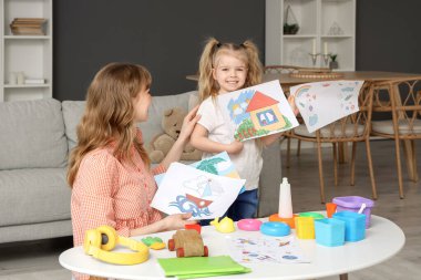 Evde küçük kızı ve çizimleri olan bir dadı.