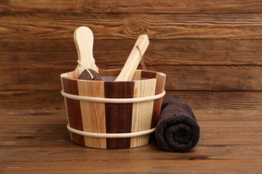 Ahşap arka planda sauna için aksesuarlar