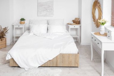 Işıl ışıl bir yatak odası.