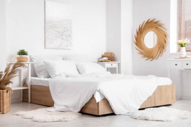 Işıl ışıl bir yatak odası.