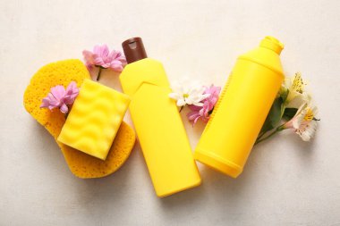 Beyaz Grunge arka planında temizlik malzemeleri ve bahar çiçekleri.