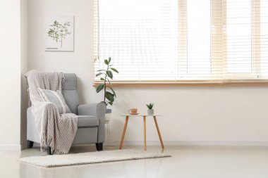 Gri koltuklu ve masalı aydınlatma odasının içi