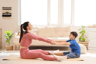 Anne ve küçük oğlu evde eğitim görüyorlar.