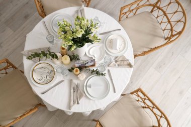 Düğün kutlaması için Eustoma çiçekleri ve mumlarla dolu güzel bir masa.