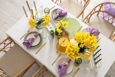 Düğün kutlaması için nergis ve mumlarla dolu güzel bir masa.