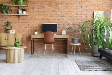 Modern işyeri ve yeşil ev bitkileriyle birlikte ofis içi