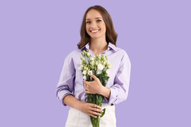 Leylak arka planında Eustoma çiçekleri olan güzel genç bir kadın.