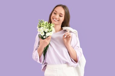 Leylak arka planında Eustoma çiçekleri olan güzel genç bir kadın.