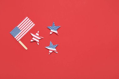 Kırmızı arka planda Amerikan bayrağı ve yıldızları. Amerikan Bağımsızlık Günü kutlamaları