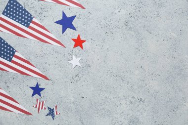 Gri grunge arka planda Amerikan bayrakları ve yıldızları. Amerikan Bağımsızlık Günü kutlamaları