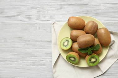 Taze kivili tabak ve gri ahşap arka planda nane.