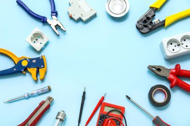 Mavi arkaplanda elektrikçinin araçlarından yapılmış çerçeve