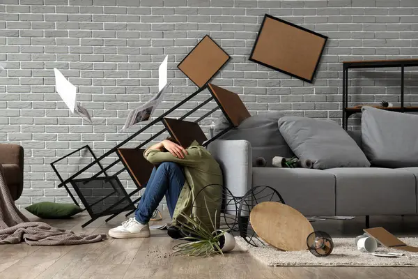 Deprem sırasında koltuğun yanında oturan genç kadın.